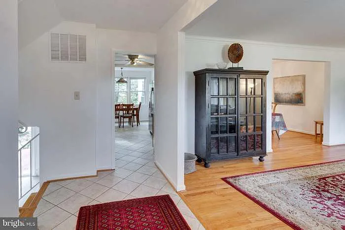 9715 Laurel St — Photo 4