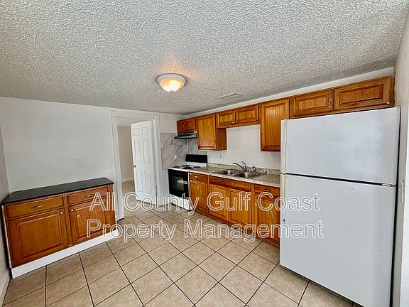 3rd image of 910 61st Ave E