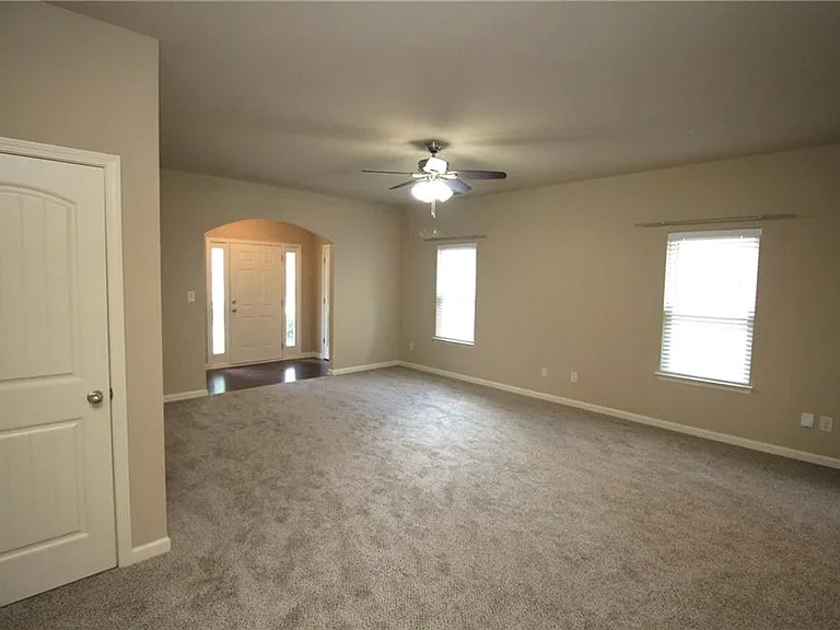 1317 Castleberry Dr — Photo 5