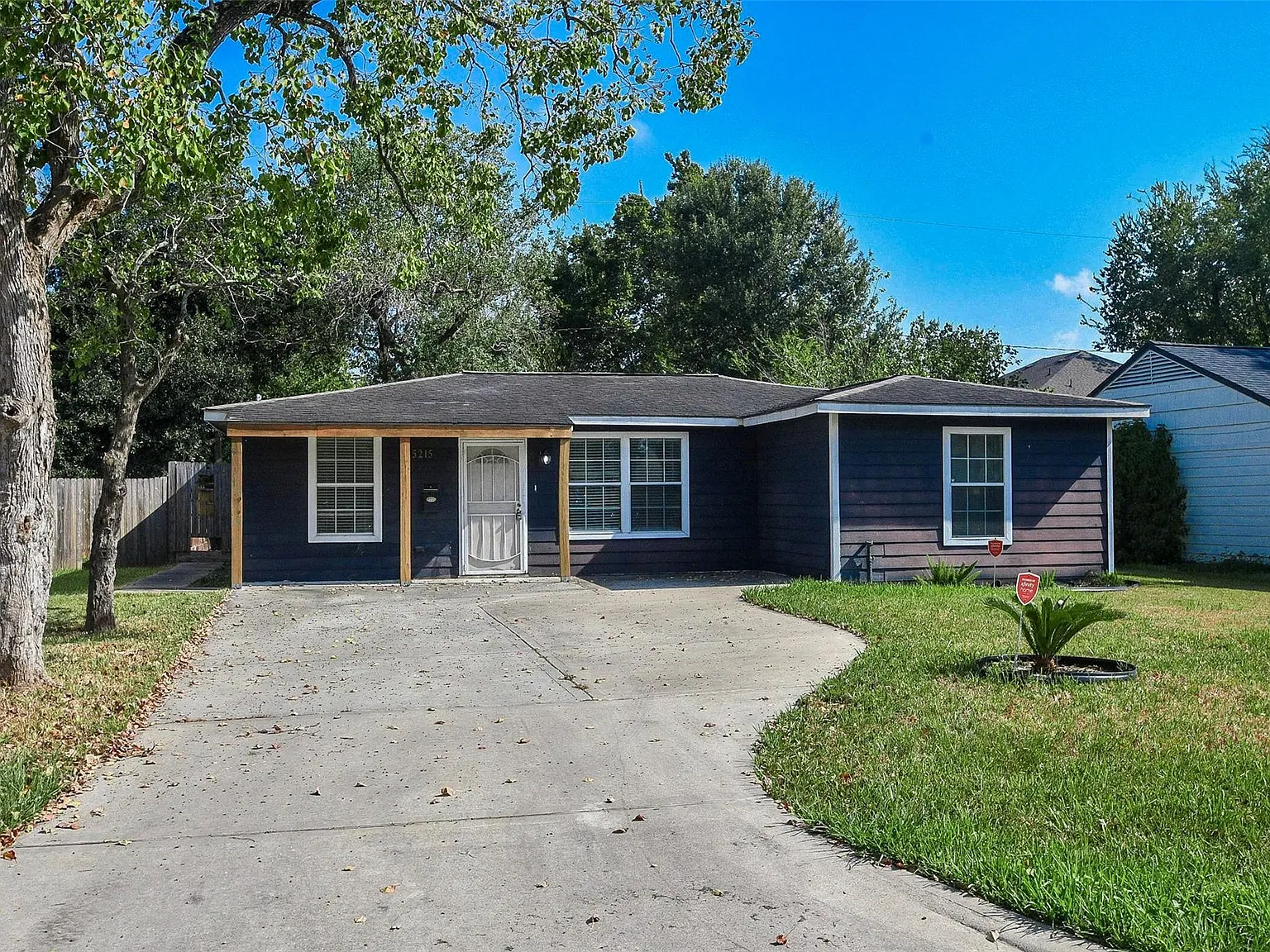 3 bed, 1.5 bath, 1140 sqft, $1,300 — Photo 2