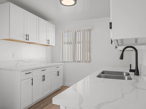 3rd image of 3907 Roxanne Ave #4A