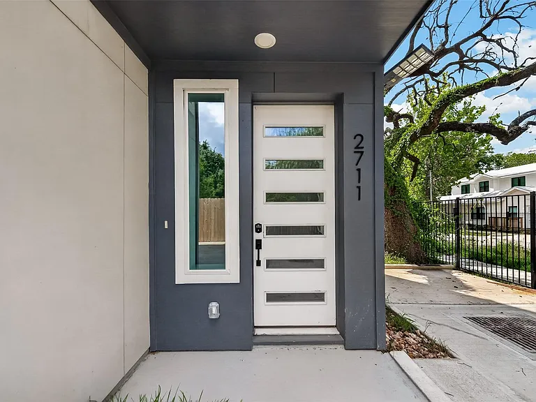 2711 Dennis St — Photo 4