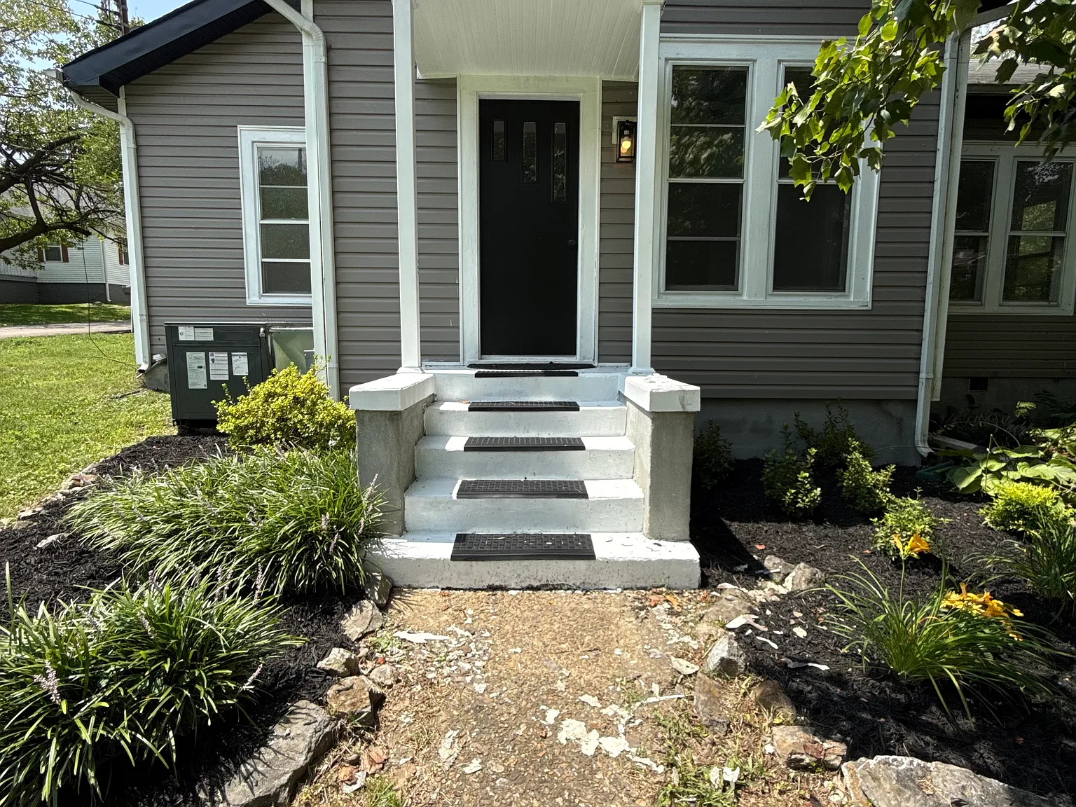 3 bed, 1.5 bath, 1348 sqft, $2,200 — Photo 2