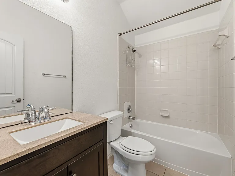 1011 Meadow Green Ct — Photo 5