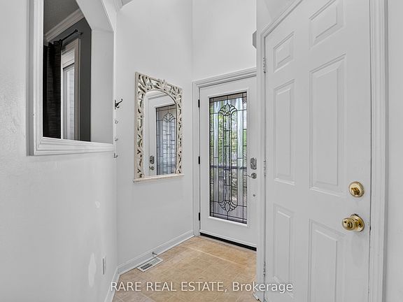2nd image of 102 Hawthorne Cres