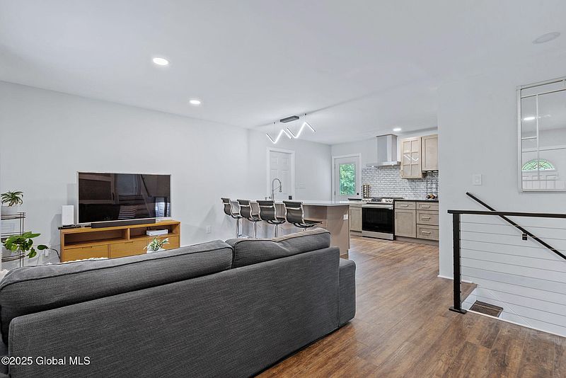 5th image of 18 Bancker Avenue