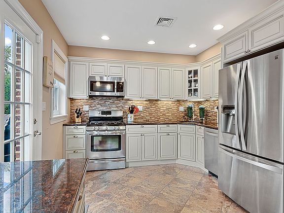 4th image of 575 Ashford Ave
