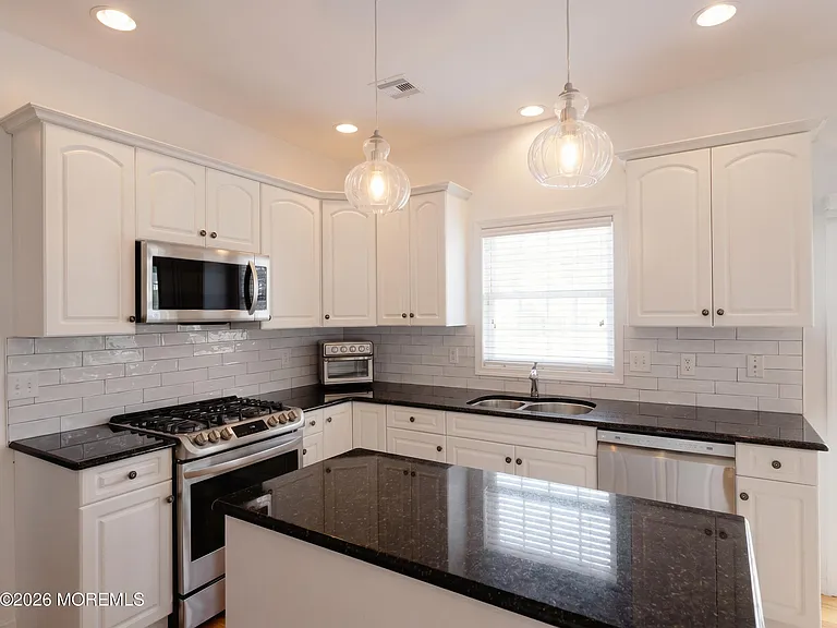 979 Ocean Ave — Photo 4