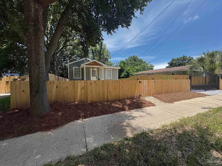 1212 N East St — Photo 34