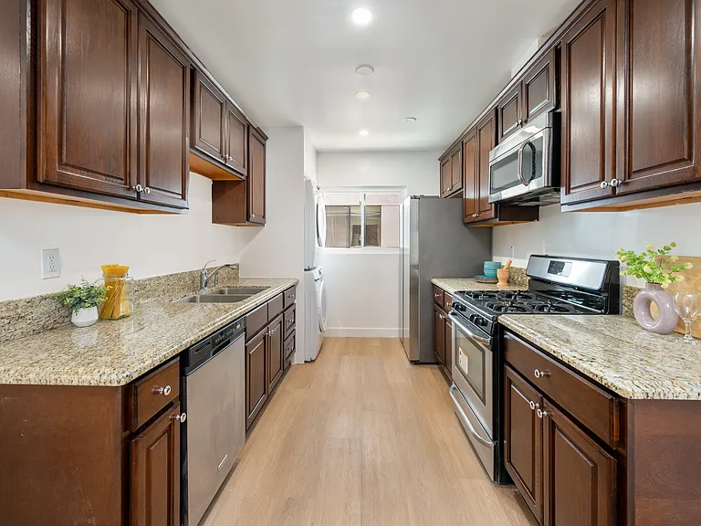 1546 S Hayworth Ave #4 — Photo 3