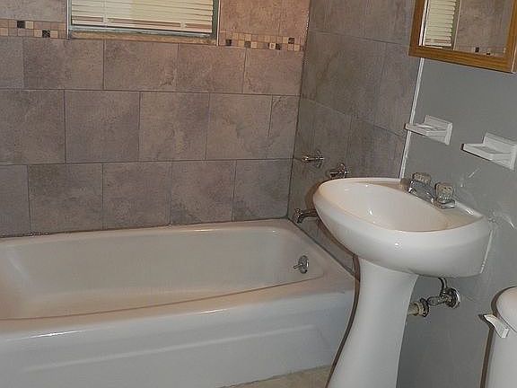 4th image of 1507 W College St