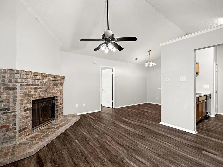CV-AUS12130 Thompkins — Photo 4