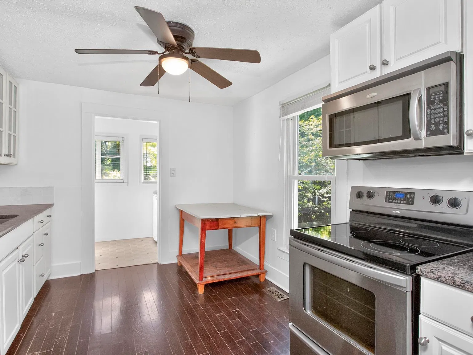 3 bed, 2.5 bath, 1422 sqft, $2,200 — Photo 2