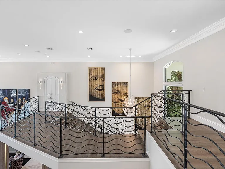 2307 N Riverside Dr — Photo 34
