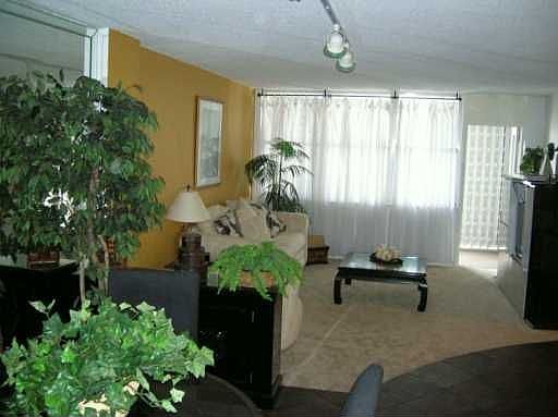 BEAUTIFUL LIVING ROOM**DOOR TO BALCONY IN LIVING ROOM!*