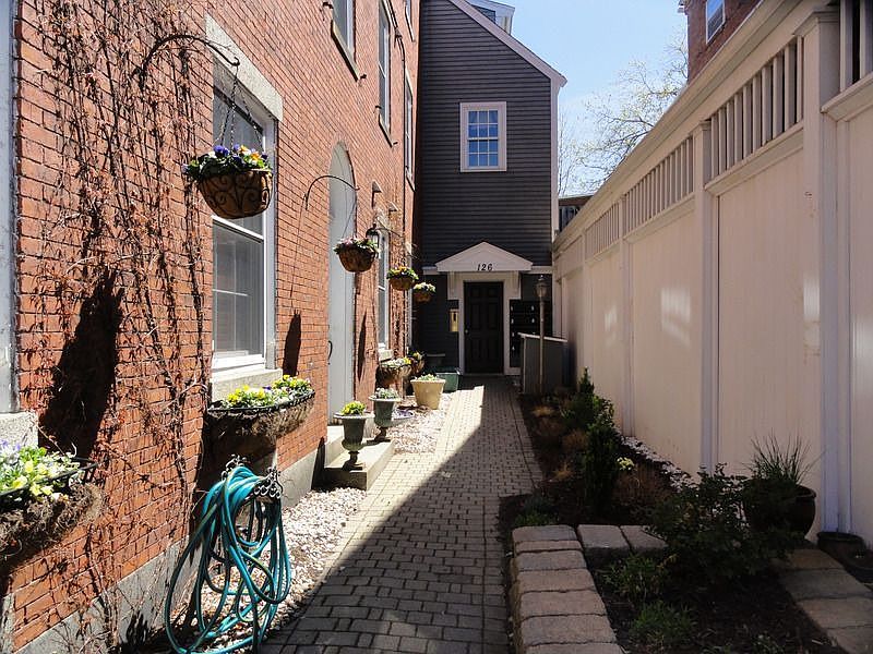 Pocket garden entrance off State St, walk to Prescott park