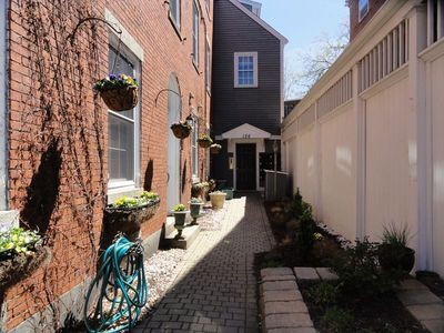 126 State St APT 4, Portsmouth, NH, 03801