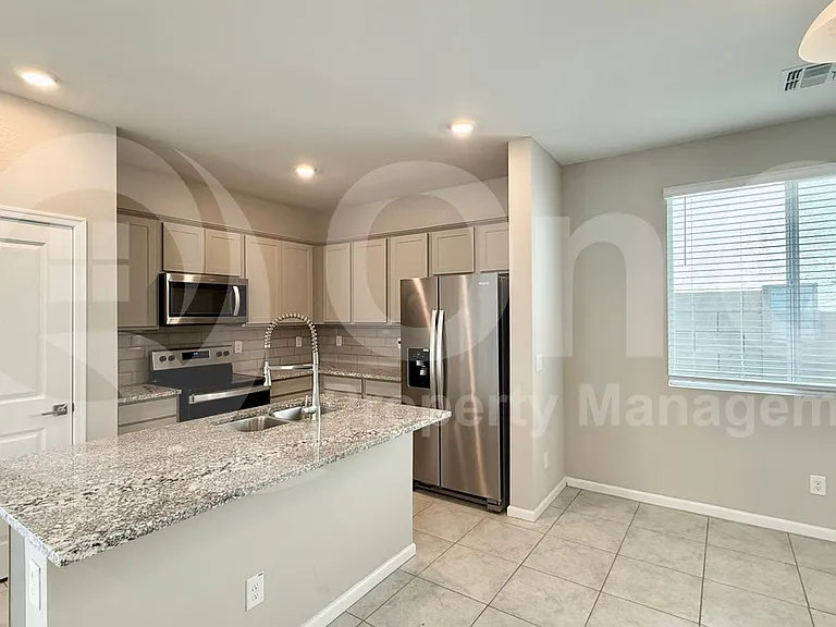 17381 W Daley Ln — Photo 4