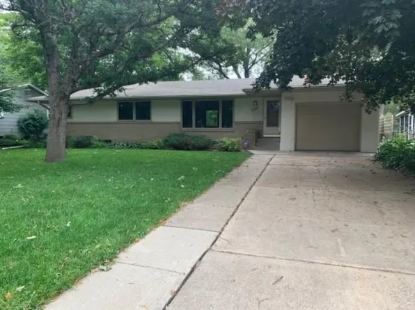 2816 Farrington St, Roseville, MN 55113