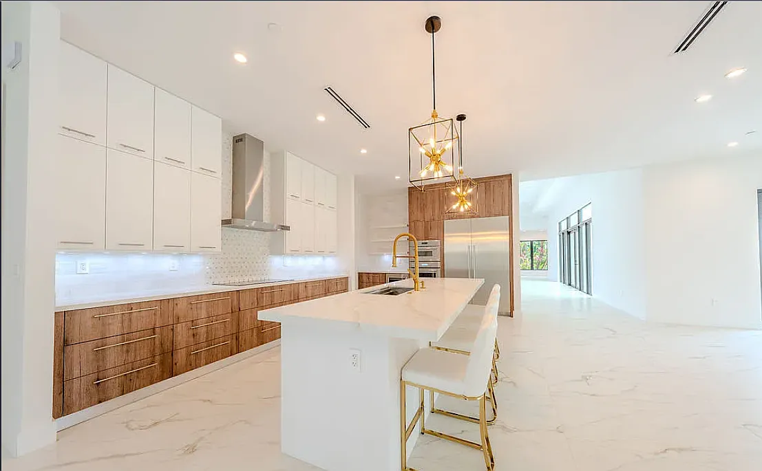 6 bed, 6304 sqft, $22,000 — Photo 1