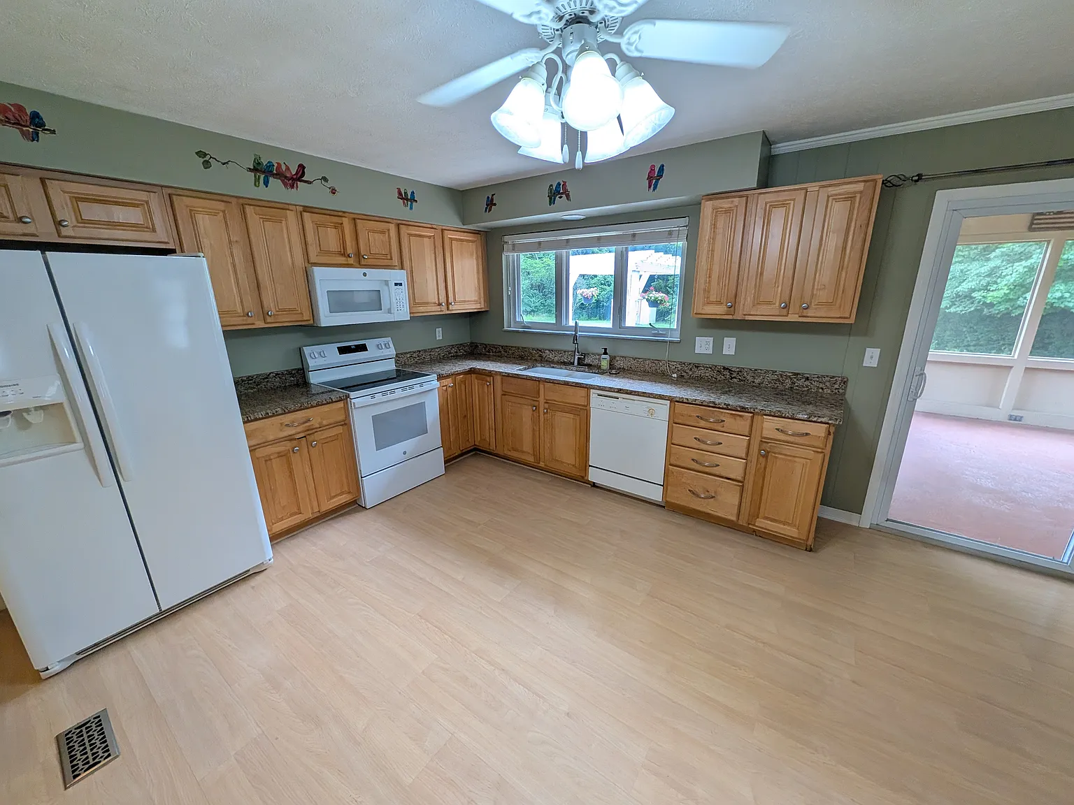 3 bed, 1475 sqft, $2,590 — Photo 4