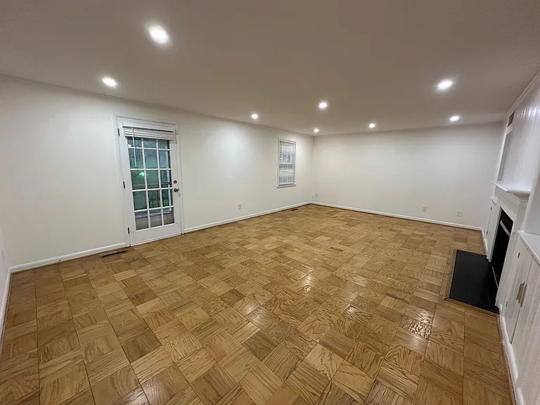Melrose Apartments — Photo 56
