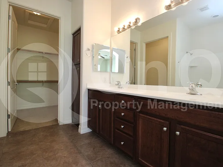 1456 E 9th St #216 — Photo 15