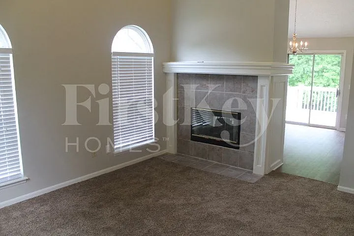 3 bed, 3.0 bath, 1920 sqft, $2,055 — Photo 3