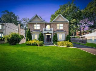 170 Nassau Dr, Albertson, NY 11507