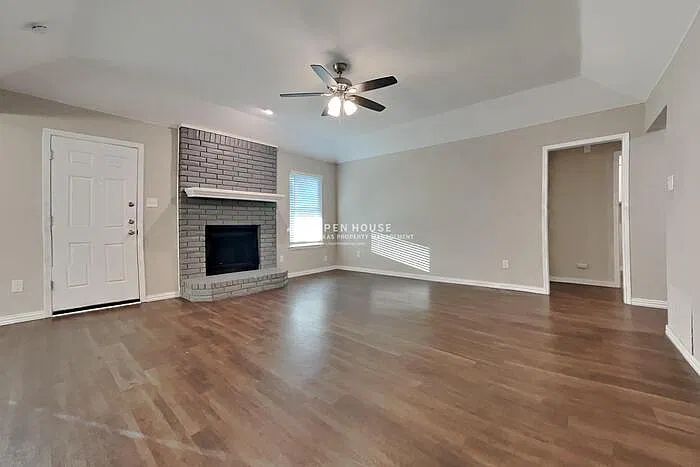 3 bed, 2.0 bath, 1336 sqft, $2,100 — Photo 3