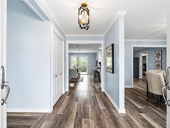 4th image of 18 Sweetwood Ct