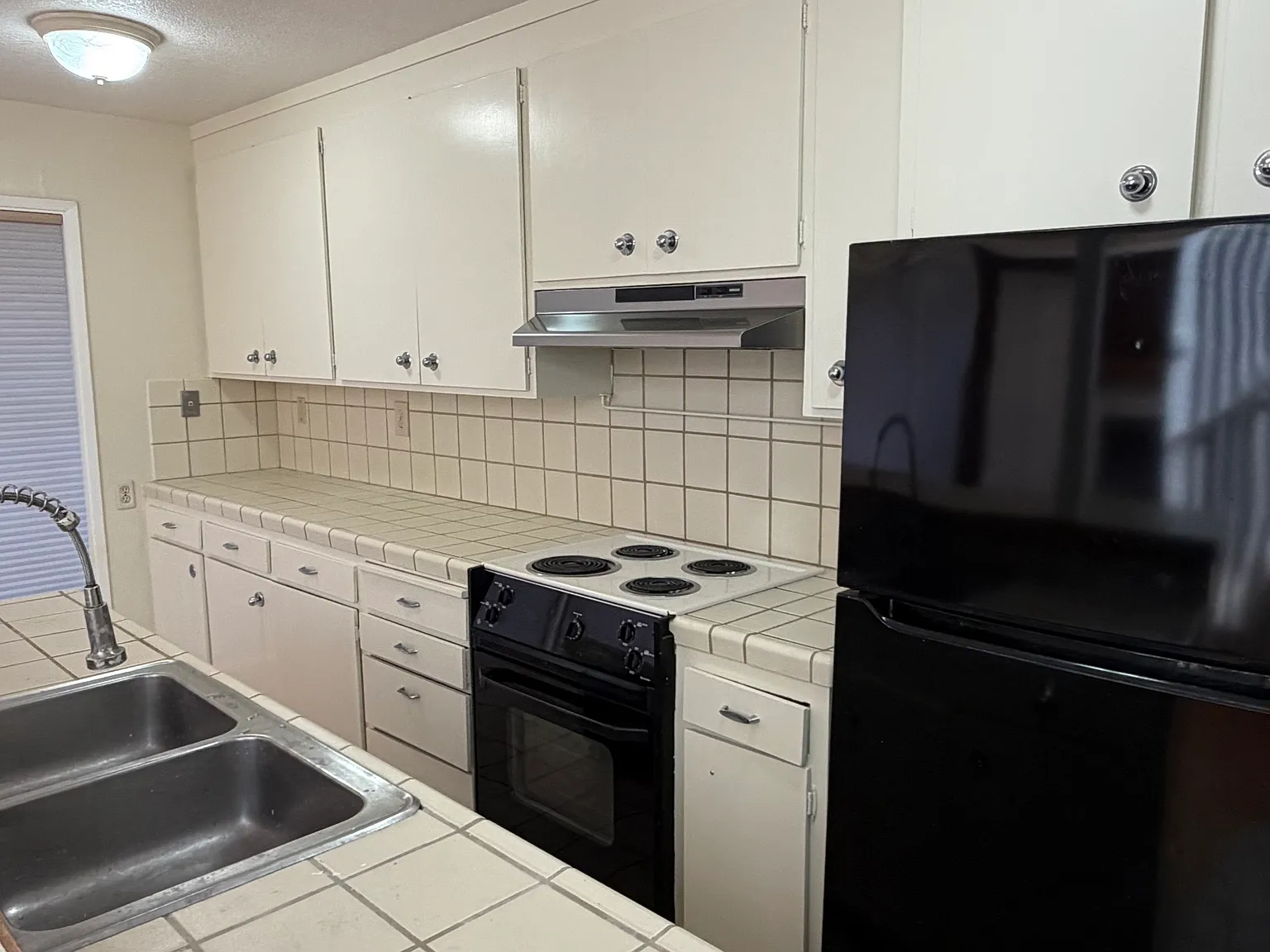 3 bed, 2.5 bath, 1484 sqft, $4,100 — Photo 4
