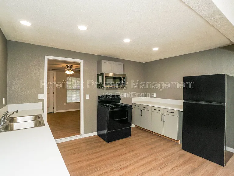 614 N Sabinas St — Photo 6