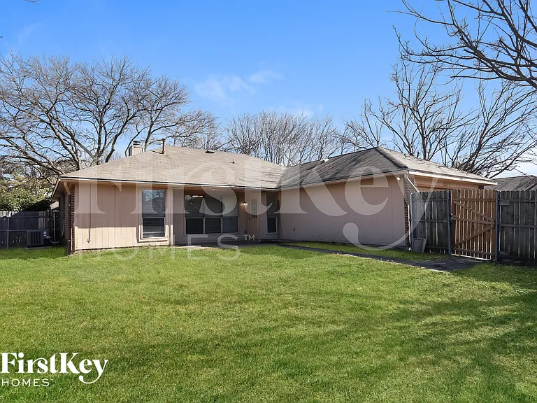 2321 Lakeshore Ln — Photo 15