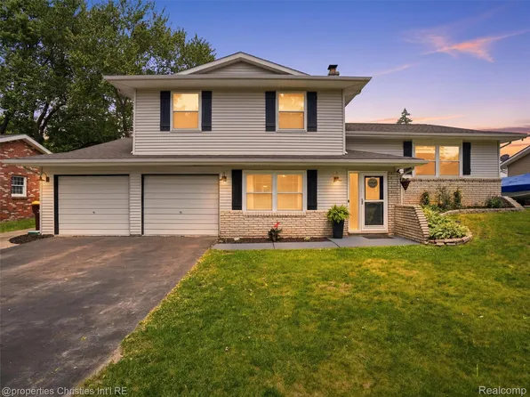 10378 Barbara St, Pinckney, MI 48169