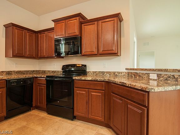 3rd image of 1021 SW 32nd Terrace Cpe
