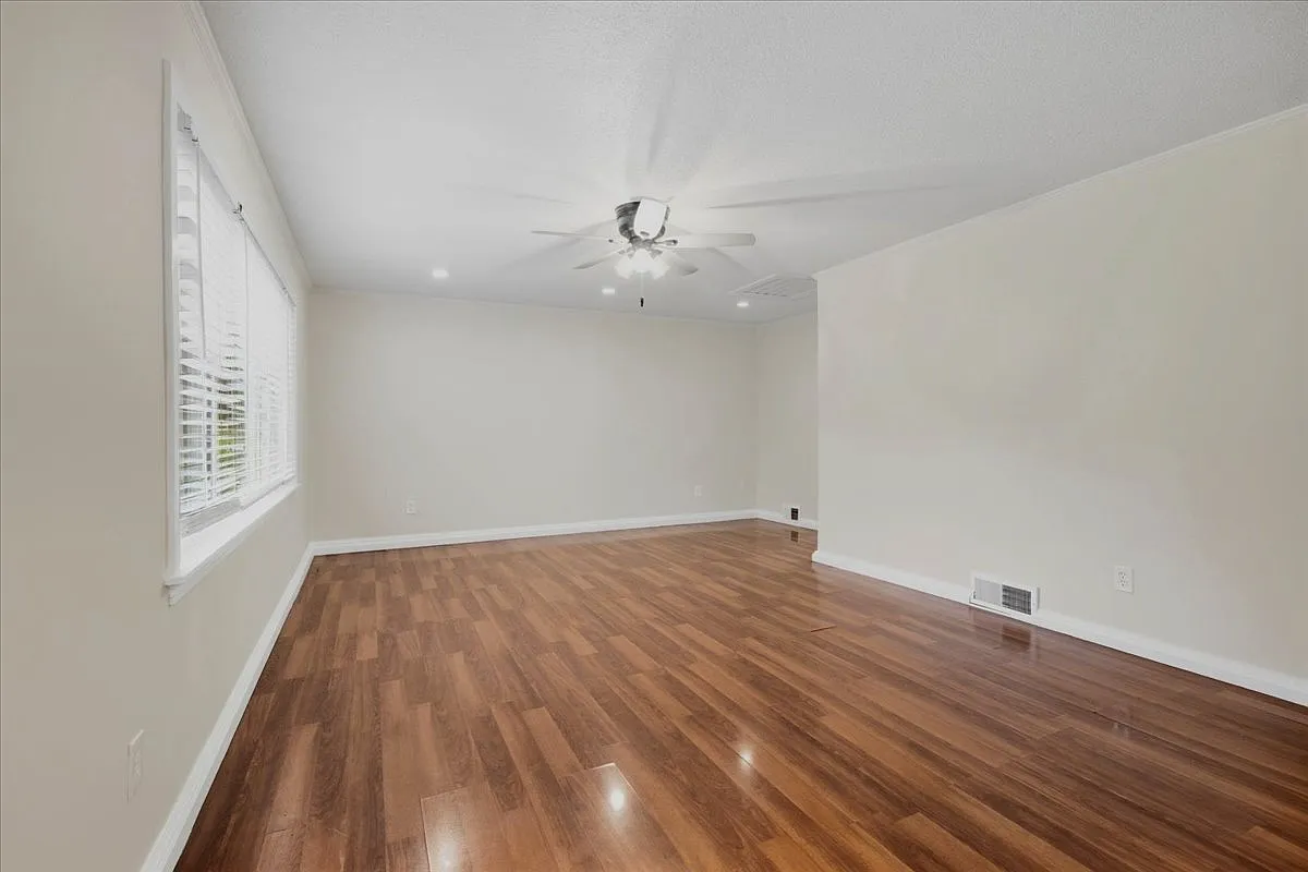 3 bed, 1.5 bath, 1200 sqft, $2,299 — Photo 4