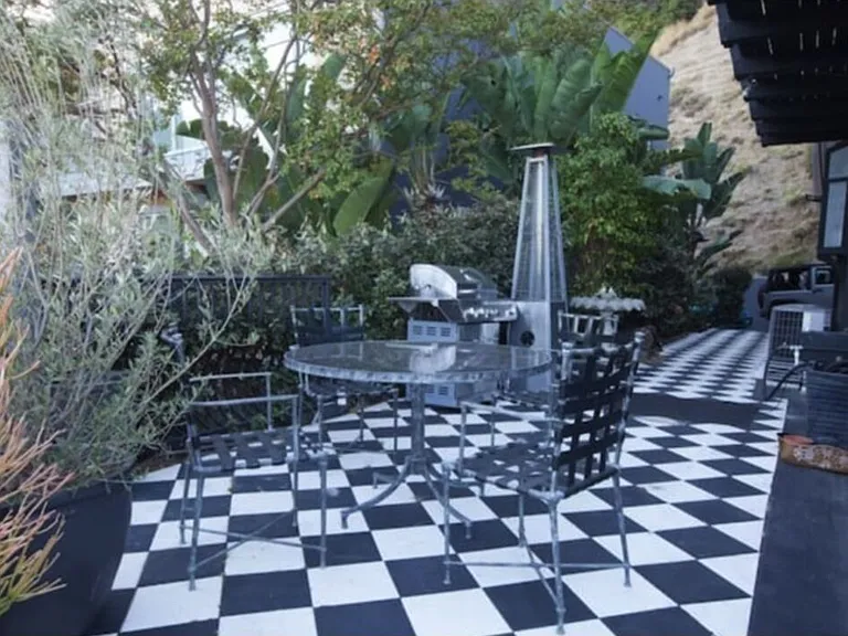 2144 Sunset Plaza Dr — Photo 36