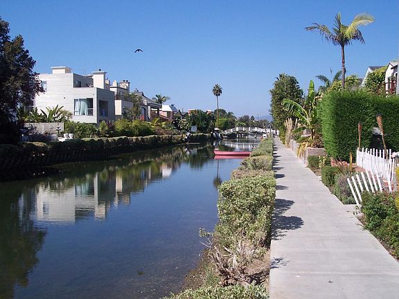 2nd image of 2828 Grand Canal