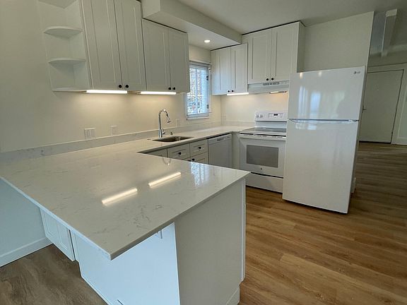 Breakfast bar and lots of counter space!