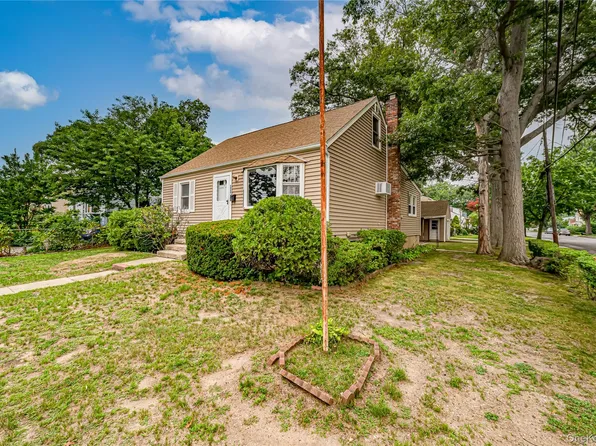 380 W Gates Avenue, Lindenhurst, NY 11757
