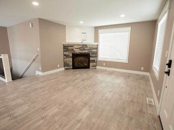 4th image of 1080 Elmore Ave