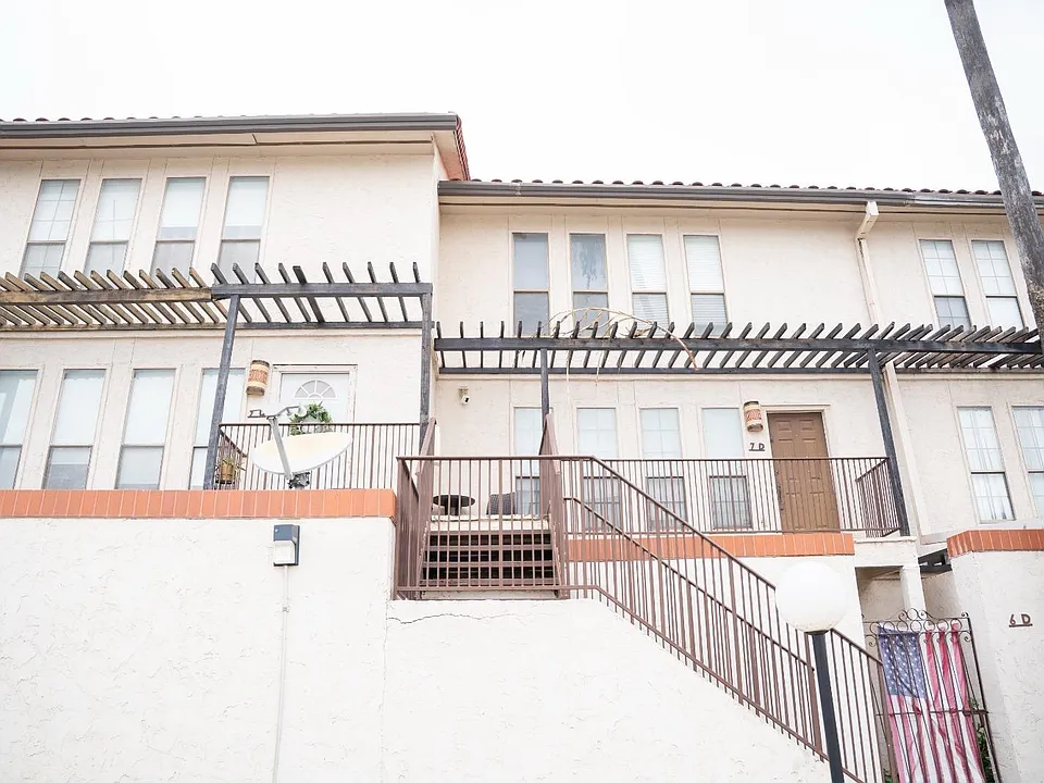 101 W Del Mar Blvd #9D