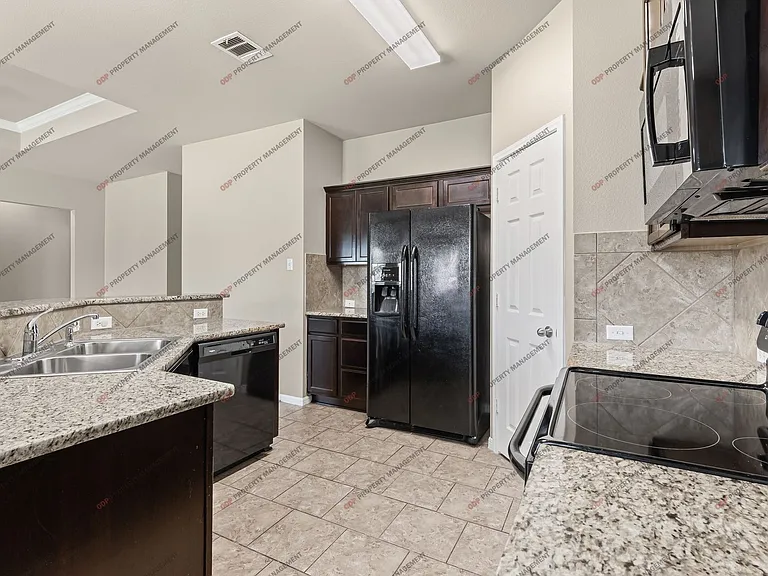 8012 Bridgepointe Dr — Photo 4