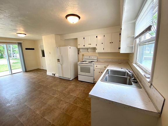 4th image of 1537 University Dr N