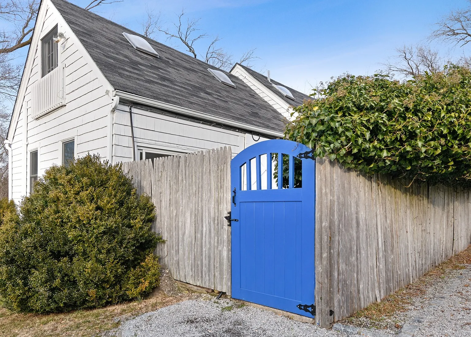 Renovated Carriage House On Pond With Shared Tennis Court! — Photo 2