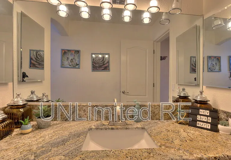 304 Acoma Blvd S — Photo 44