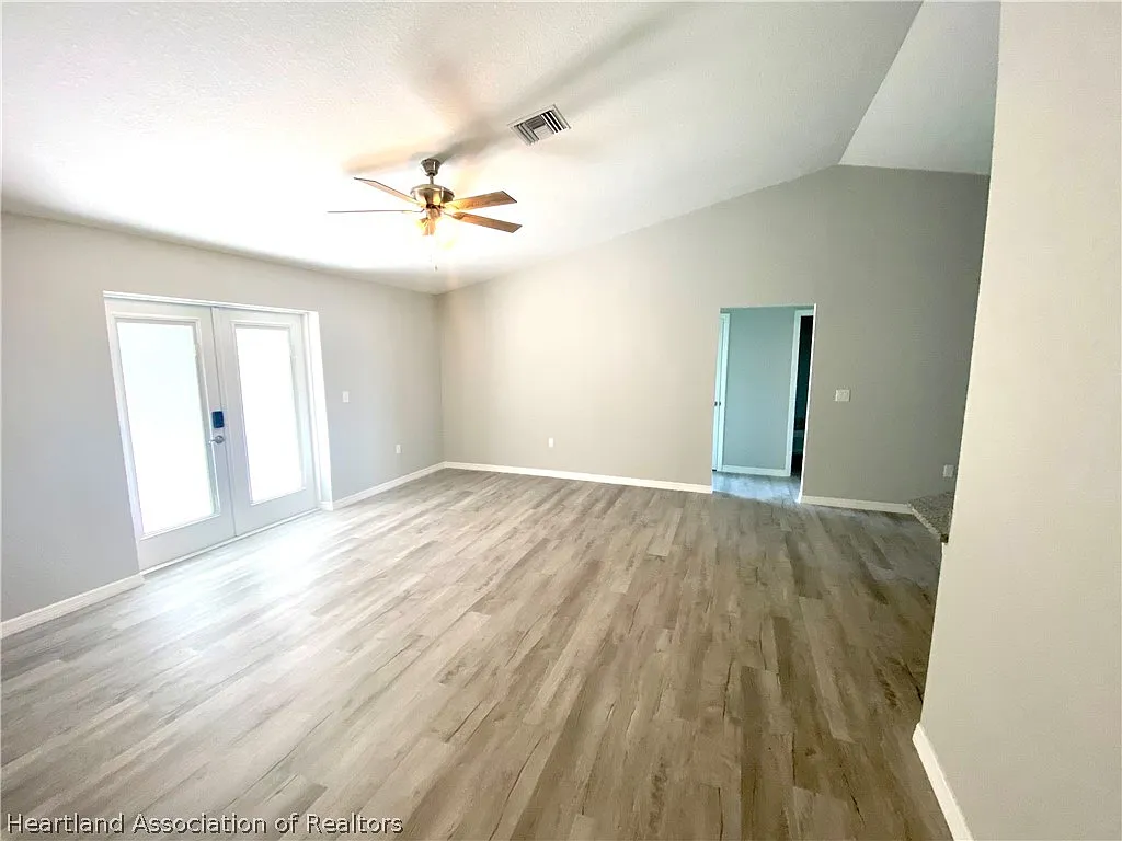 3 bed, 2.0 bath, 1369 sqft, $2,000 — Photo 3