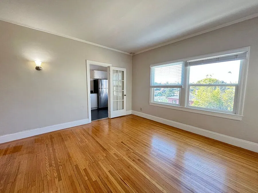 Spacious one bedroom in classic building, great location! — Photo 2