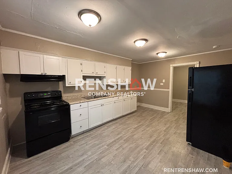 2458 Whitney Ave — Photo 15